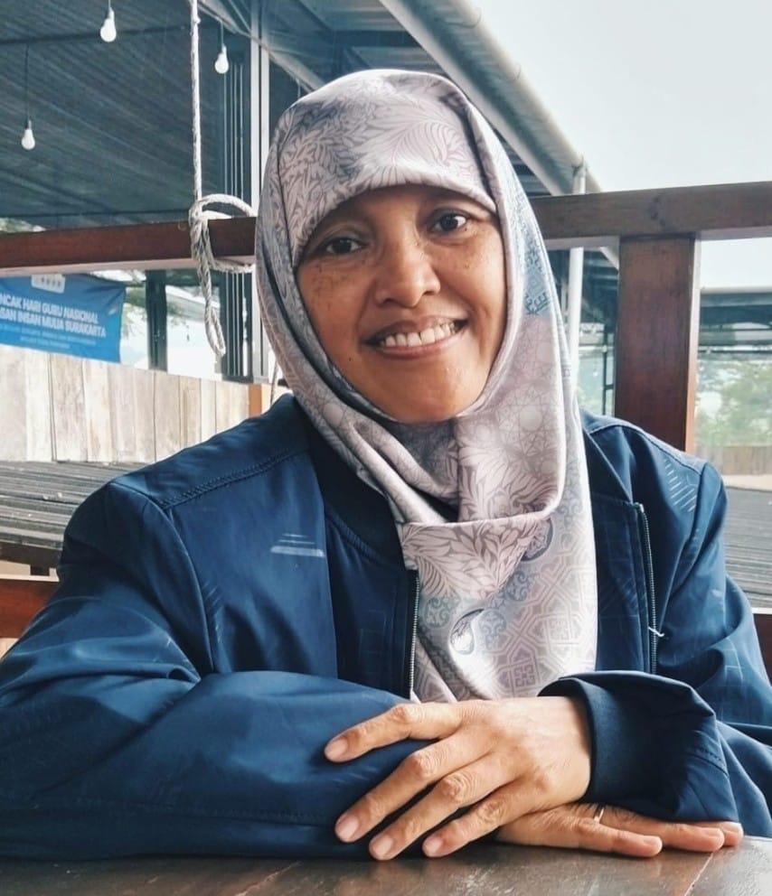 caption feature image seorang penggerak pembinaan alquran di kota solo yang secara konsisten membina ratusan perempuan melalui kelompok kecil pengajian dan majelis taklim Meski hanya berpendidikan sma dedikasinya dalam dakwah melahirkan lingkaran belajar yang diikuti hingga oleh kalangan sarjana dan akademisi catrawarta